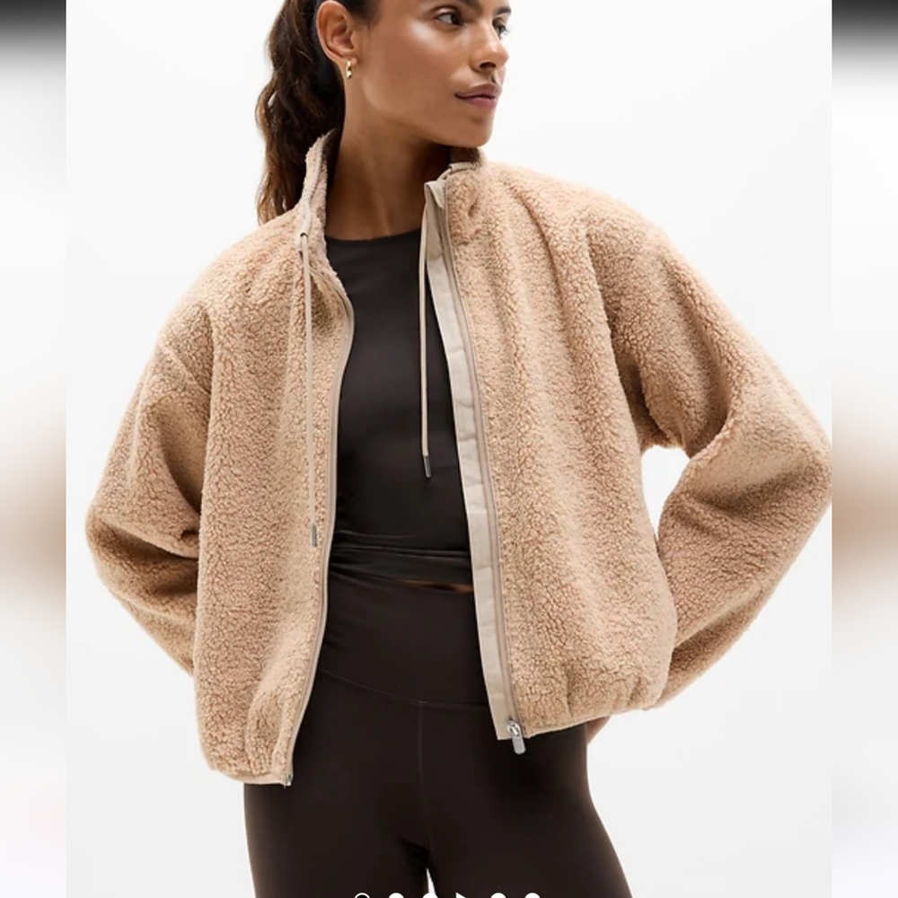 Athleta In the Clouds Jacket
Plush bouclé fleece with an easy oversized fit for